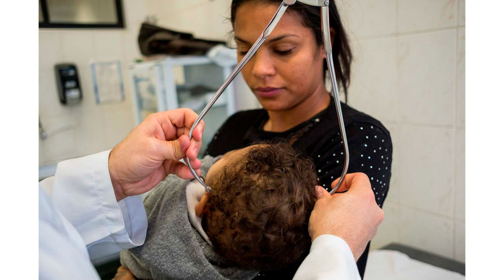 Bebê com assimetria de cabeça: Saiba o que fazer